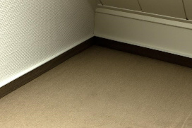 Kurzhaarvelur Teppich mit Teppichsockelleiste